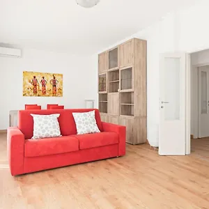 Santa Rita Roomy Apartment